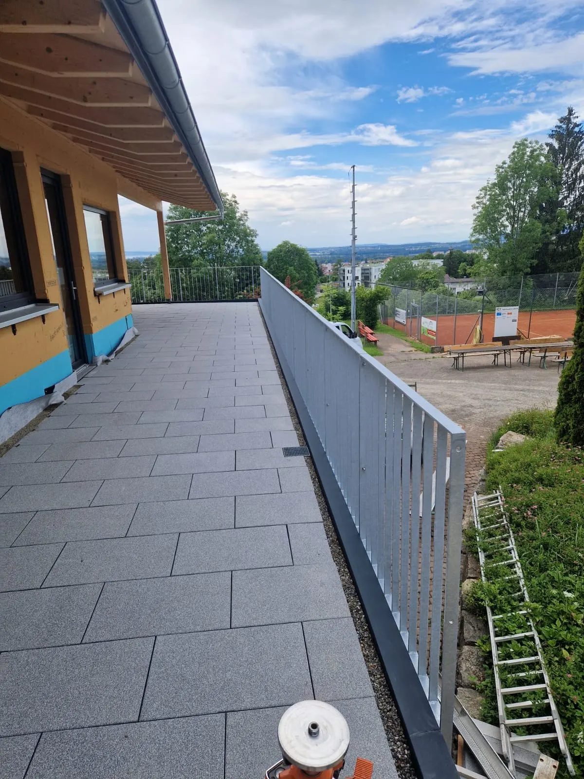 Glasgeländer am Balkon, Nahaufnahme