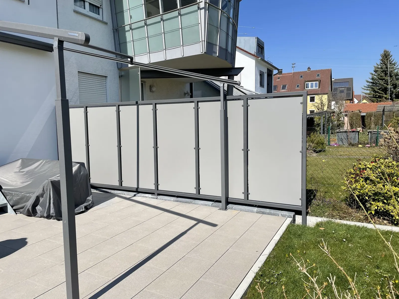Sichtschutzelement mit Trespa-Füllung