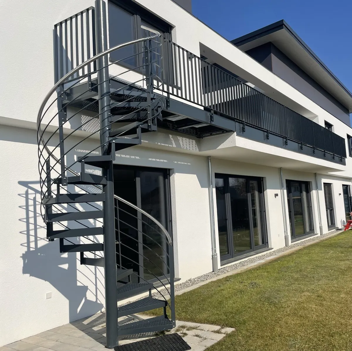 Detailansicht einer verzinkten Wendeltreppe außen